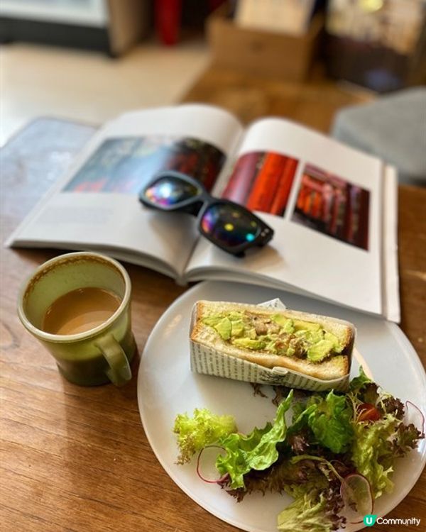 Artisan Cafe位於中環雲咸街的小角落，透明玻璃的店...