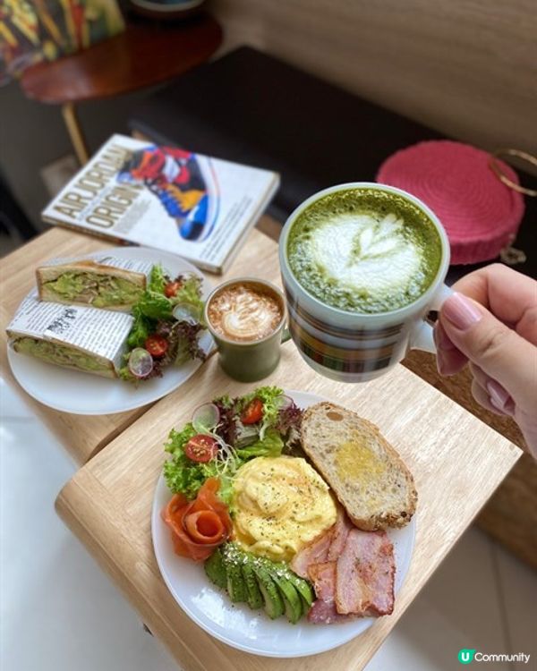 Artisan Cafe位於中環雲咸街的小角落，透明玻璃的店...