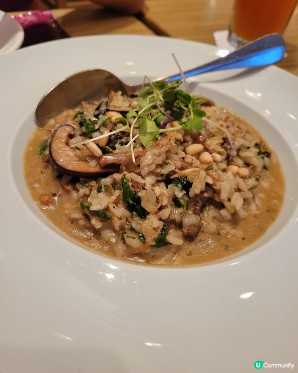 去赤柱行半日, 天黑後開始搵餐廳, 主要集中係赤柱大街同商場...