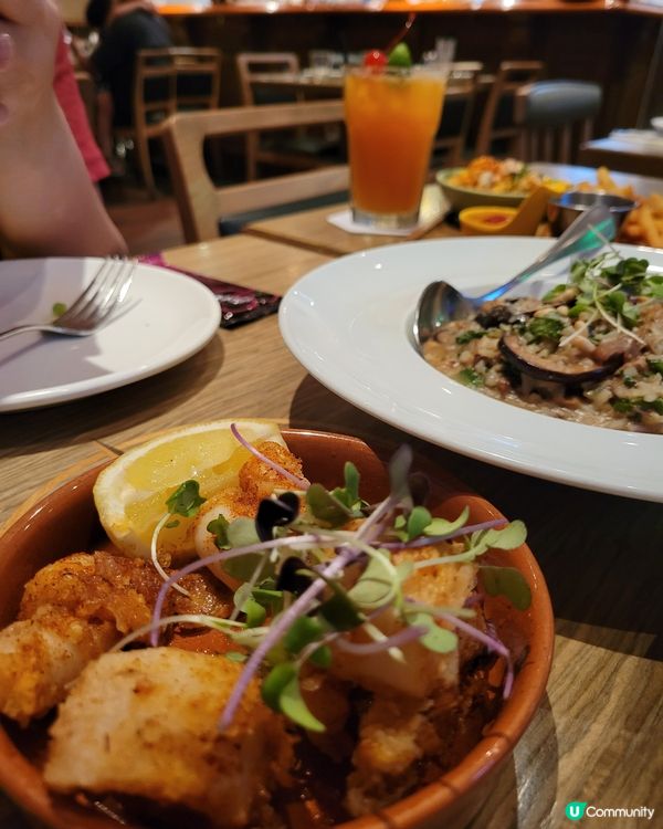 去赤柱行半日, 天黑後開始搵餐廳, 主要集中係赤柱大街同商場...