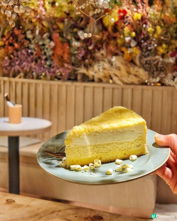 去中環見到有間好大，裝修得好靚既新cafe喎，睇一睇原來有p...