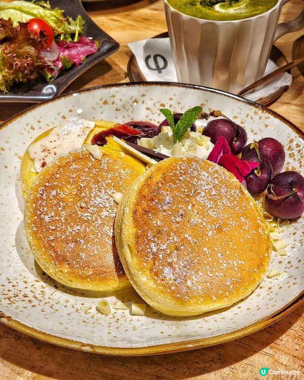 去中環見到有間好大，裝修得好靚既新cafe喎，睇一睇原來有p...