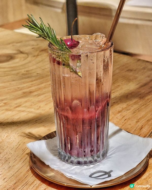 去中環見到有間好大，裝修得好靚既新cafe喎，睇一睇原來有p...