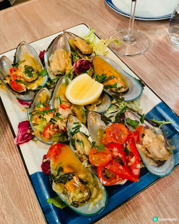 海鮮青口有驚喜，很新鮮美味，烹調方法也很特別。青口用上蒜蓉加...