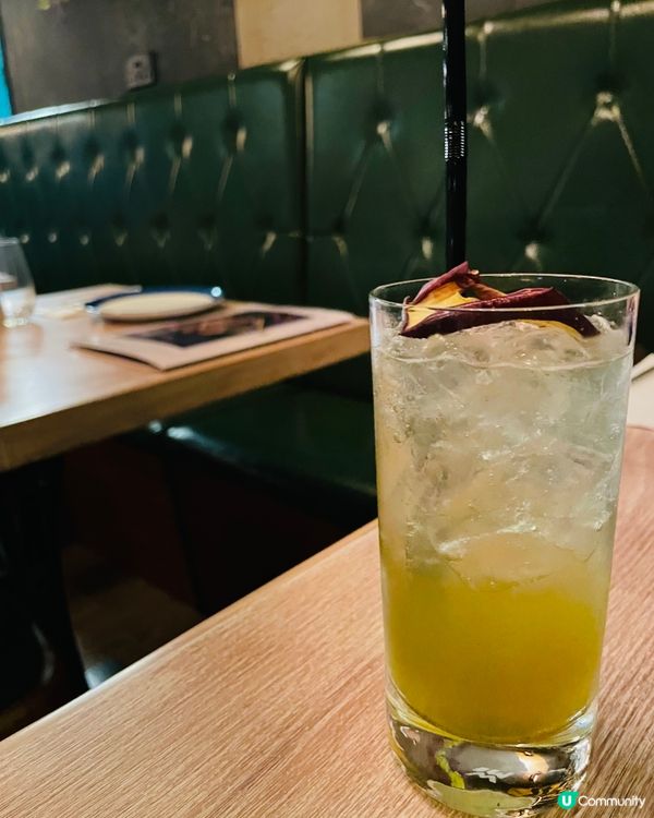 海鮮青口有驚喜，很新鮮美味，烹調方法也很特別。青口用上蒜蓉加...