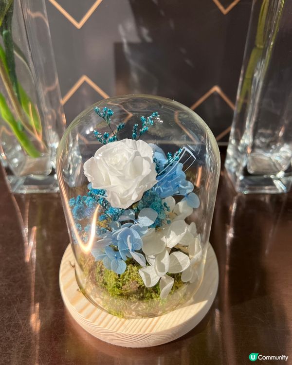 永生花的英文名是preserved flowers. 