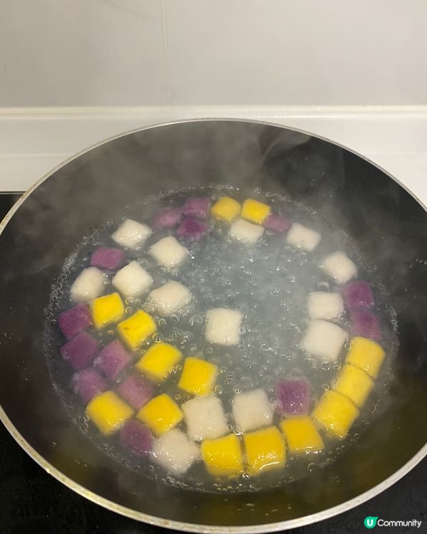 在家吃糖水，天氣凍，煲咗個椰汁西米芋圓，簡單方便