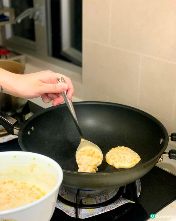 呢個不得了！做法簡單，加入已調味預拌粉及粟米，煎到金黃色，配...