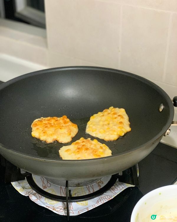 呢個不得了！做法簡單，加入已調味預拌粉及粟米，煎到金黃色，配...