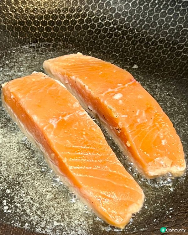 煎三文魚配蕃茄菠蘿汁