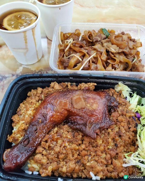 喺銅鑼灣蘭芳道見客見倒大大間龍泉冰廳，餐廳裝潢充滿懷舊冰室嘅...