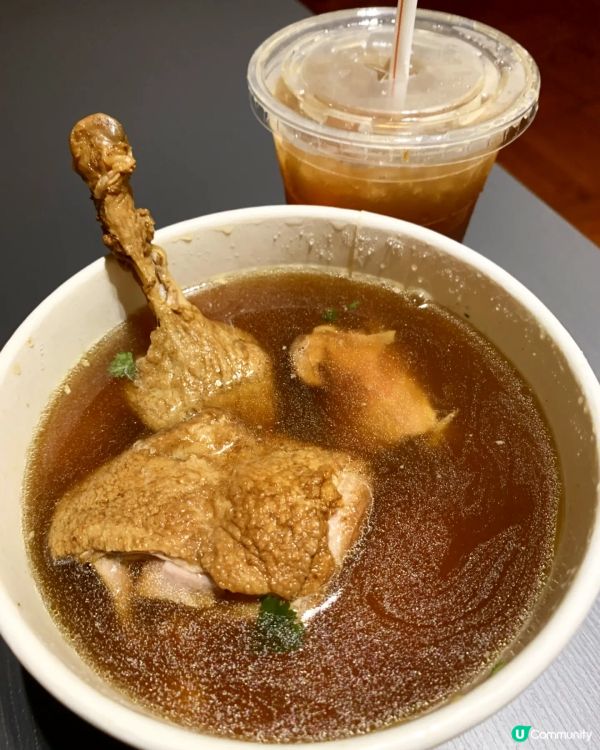 喺銅鑼灣蘭芳道見客見倒大大間龍泉冰廳，餐廳裝潢充滿懷舊冰室嘅...