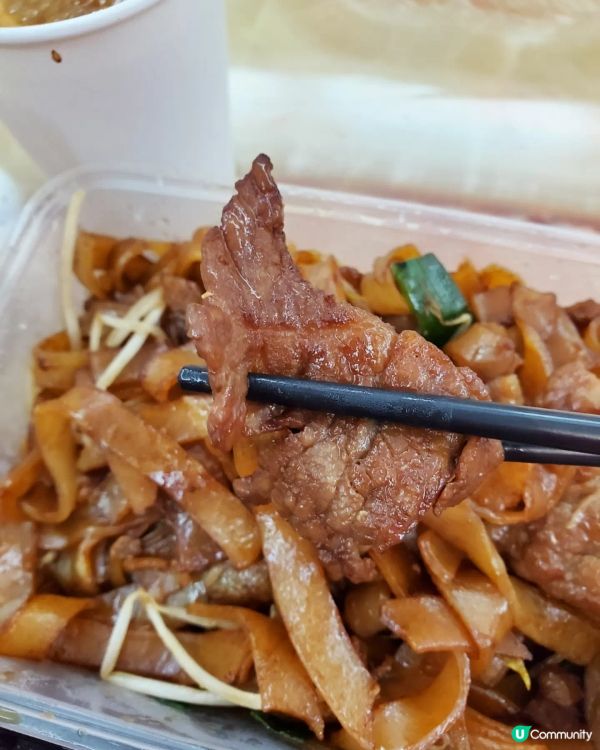 喺銅鑼灣蘭芳道見客見倒大大間龍泉冰廳，餐廳裝潢充滿懷舊冰室嘅...