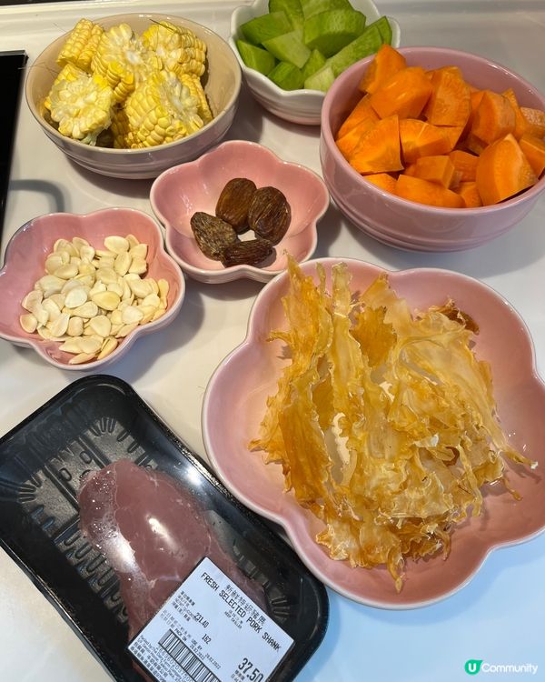 青紅蘿蔔粟米豬展鱈魚膠湯