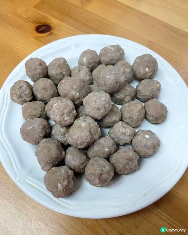 自製牛肉丸，把免治牛肉搓成一粒粒配麵吃，雖不及麵店的彈牙，但...