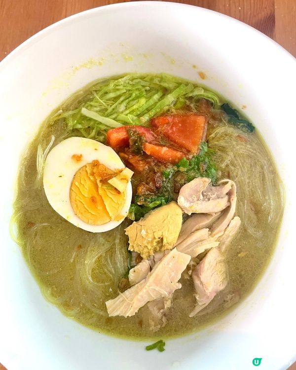 印尼菜soto ayam, 雞肉絲加粉絲配濃濃的香料湯底，一...