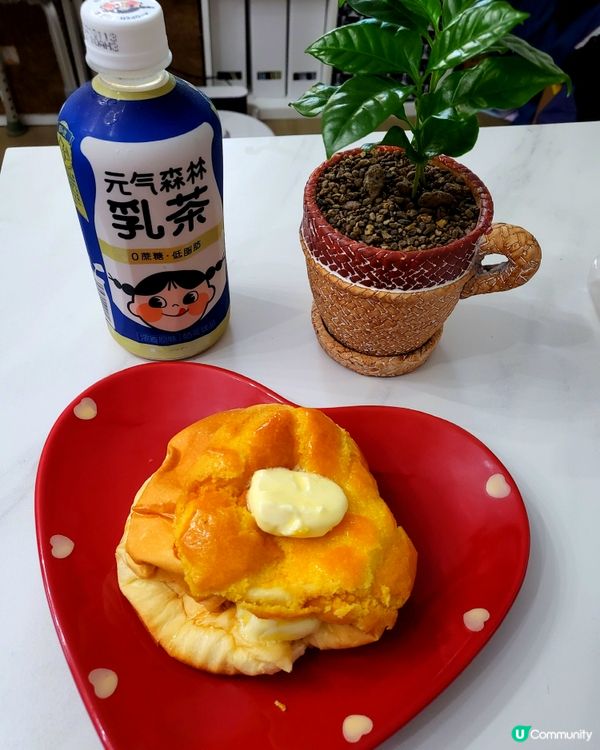 去街買個菠蘿包，然後返屋企切個牛油夾落去。