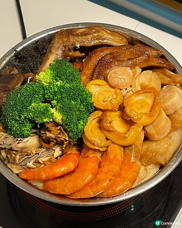 四人盆菜，足料！有蝦，鮑魚，豪豉、豬皮，蘿蔔等等，夠晒入味！