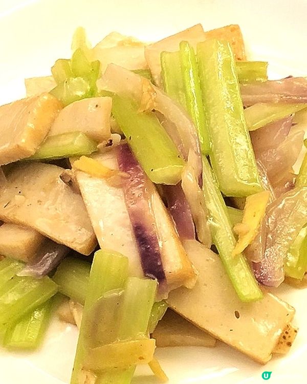 西芹洋蔥炒魚片，簡單清爽家常小炒！