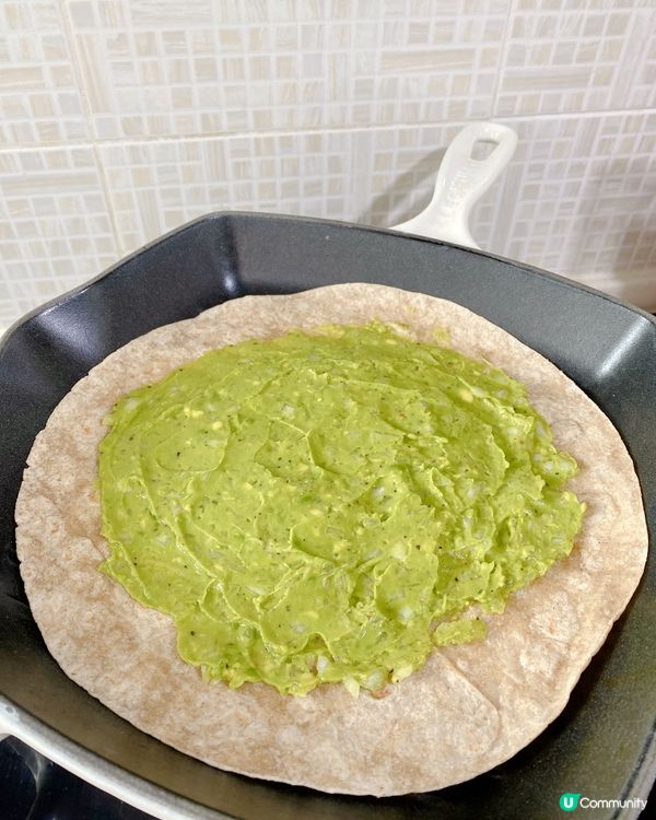 今日整咗牛油果洋蔥醬配芝士粒粒蛋蛋熟牛舌墨西哥卷🫔，加咗片薄...