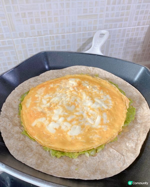 今日整咗牛油果洋蔥醬配芝士粒粒蛋蛋熟牛舌墨西哥卷🫔，加咗片薄...