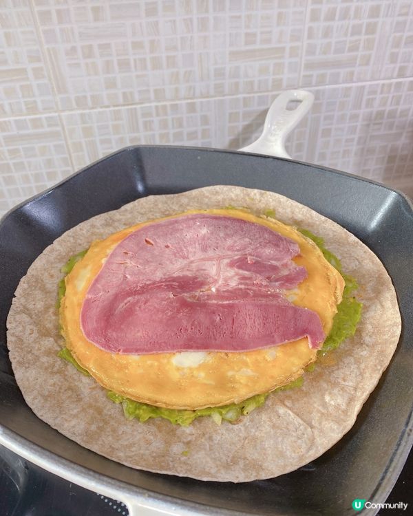 今日整咗牛油果洋蔥醬配芝士粒粒蛋蛋熟牛舌墨西哥卷🫔，加咗片薄...