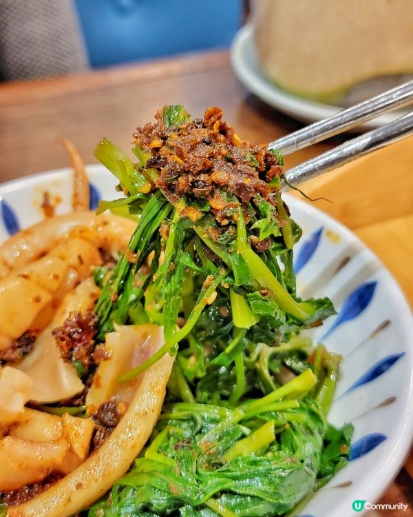 難得早收工，黎咗呢間食星馬菜嘅餐廳食返個下午茶。餐廳裝潢有星...