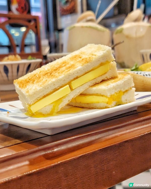 難得早收工，黎咗呢間食星馬菜嘅餐廳食返個下午茶。餐廳裝潢有星...