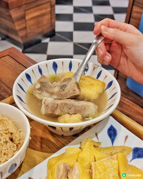 難得早收工，黎咗呢間食星馬菜嘅餐廳食返個下午茶。餐廳裝潢有星...