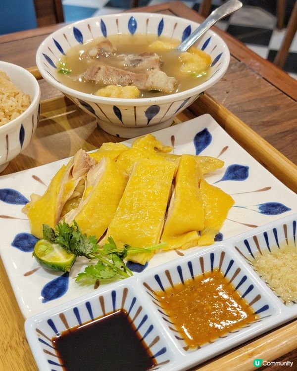 難得早收工，黎咗呢間食星馬菜嘅餐廳食返個下午茶。餐廳裝潢有星...