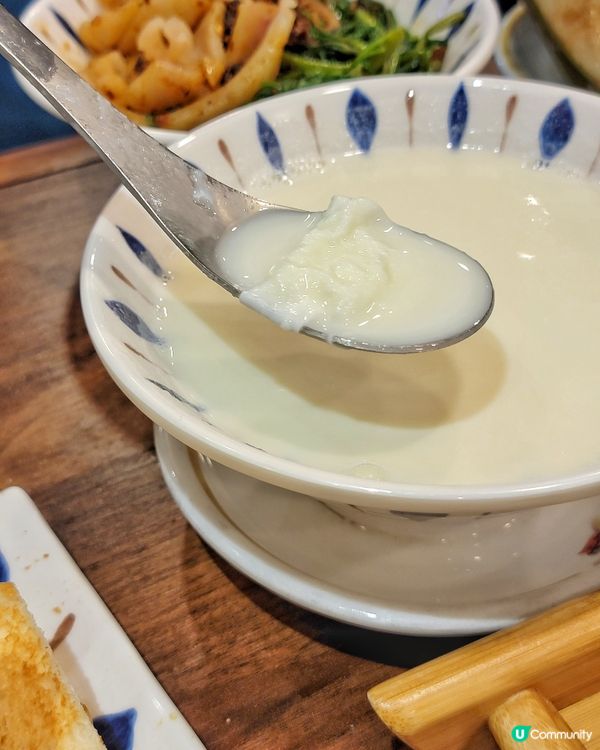 難得早收工，黎咗呢間食星馬菜嘅餐廳食返個下午茶。餐廳裝潢有星...