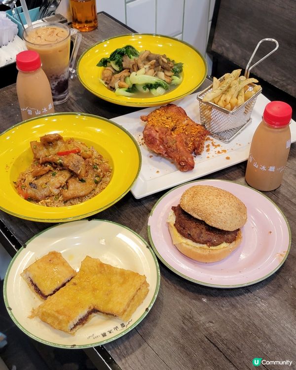 今日經過長沙灣雪山冰廳當然要入去朝聖，食返個靚下午茶。三人行...