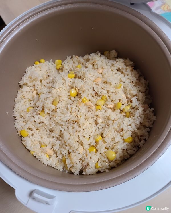 熱辣辣整個飯煲飯最好～粟米三文魚丼☝😄豐富omega3及花青...