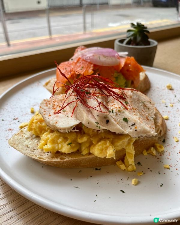 店名Hikari 名字有日光的意思, 地點位於大型商場旁的小...