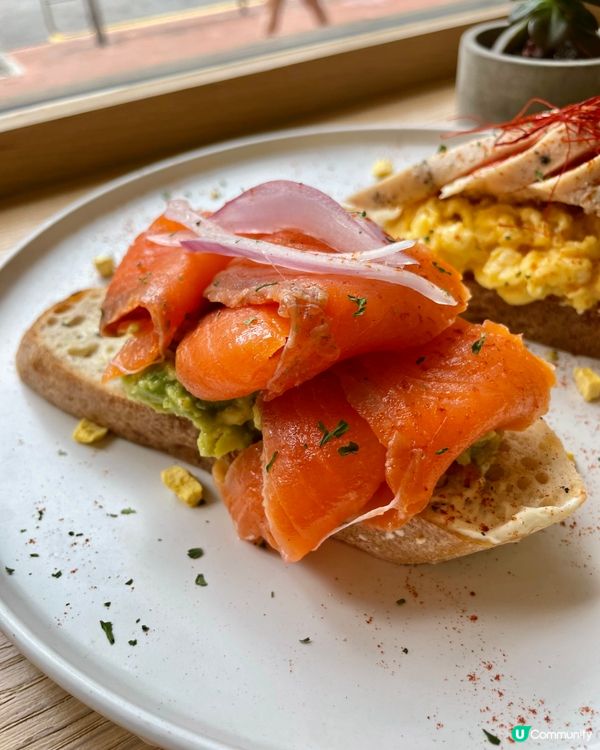 店名Hikari 名字有日光的意思, 地點位於大型商場旁的小...