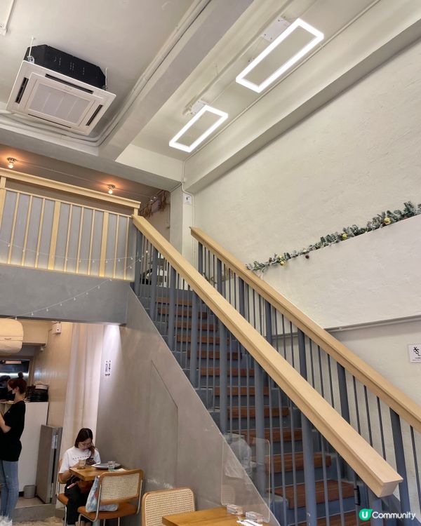 店名Hikari 名字有日光的意思, 地點位於大型商場旁的小...