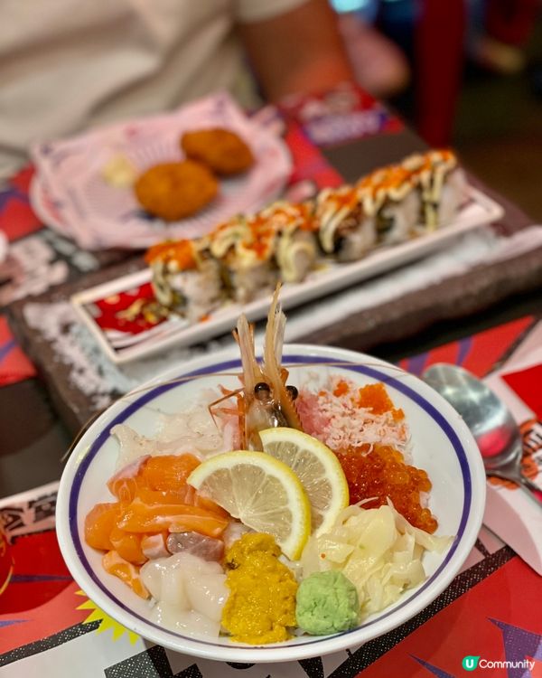 位於繁忙旺角花園街嘅一間丼飯店👻鋪頭裝修好有氣派，成間鋪頭都...