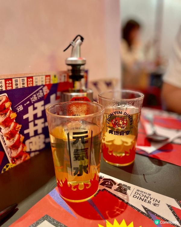 位於繁忙旺角花園街嘅一間丼飯店👻鋪頭裝修好有氣派，成間鋪頭都...