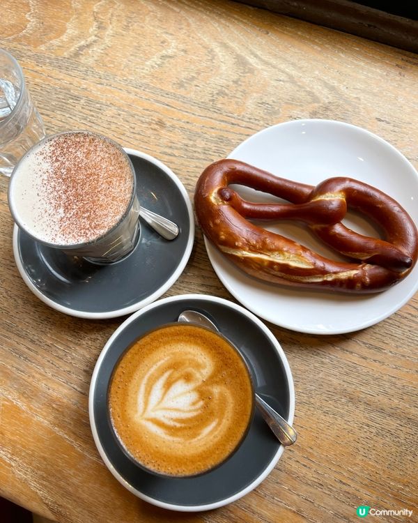 最啱口味嘅latte ☕️ Chill 住望下街外發生嘅事⋯...