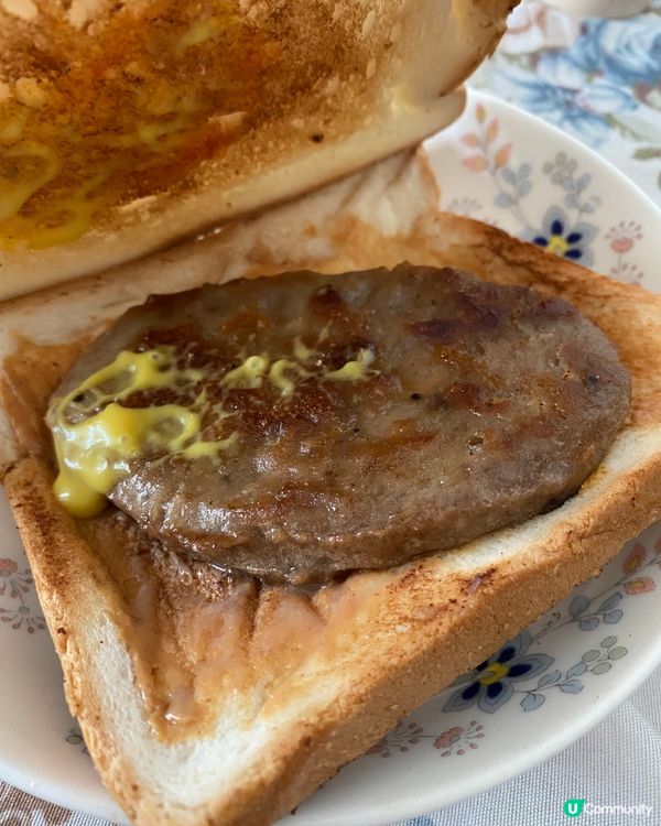 自家製花生醬烘底麵包夾豬肉漢堡，簡單快捷早餐！ 