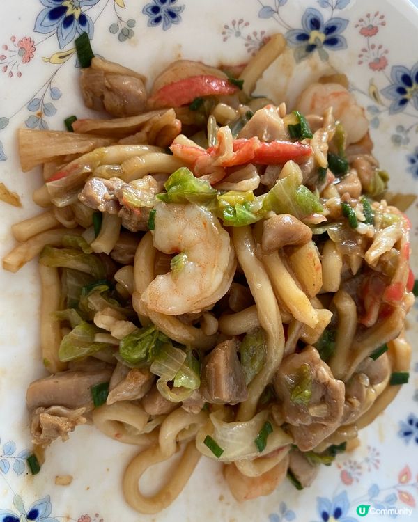 自家日式炒烏冬，加入雞腿肉，蟹柳，蝦仁同生菜