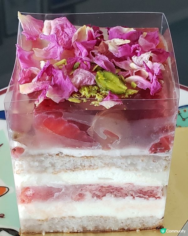第一次在香港嚐到士多啤梨西瓜蛋糕。玫瑰花瓣和開心果碎佈滿在士...