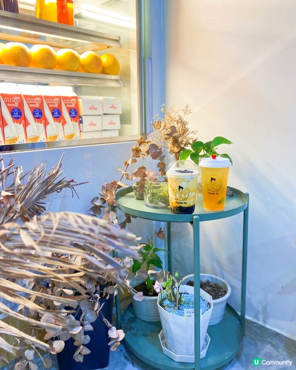 食飯前口渴去買咗杯嘢飲，呢間小店仲有熱壓吐司，有得食有得飲