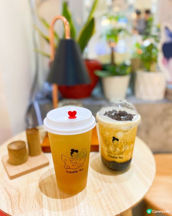 食飯前口渴去買咗杯嘢飲，呢間小店仲有熱壓吐司，有得食有得飲