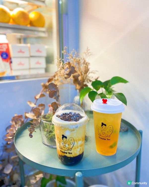 食飯前口渴去買咗杯嘢飲，呢間小店仲有熱壓吐司，有得食有得飲