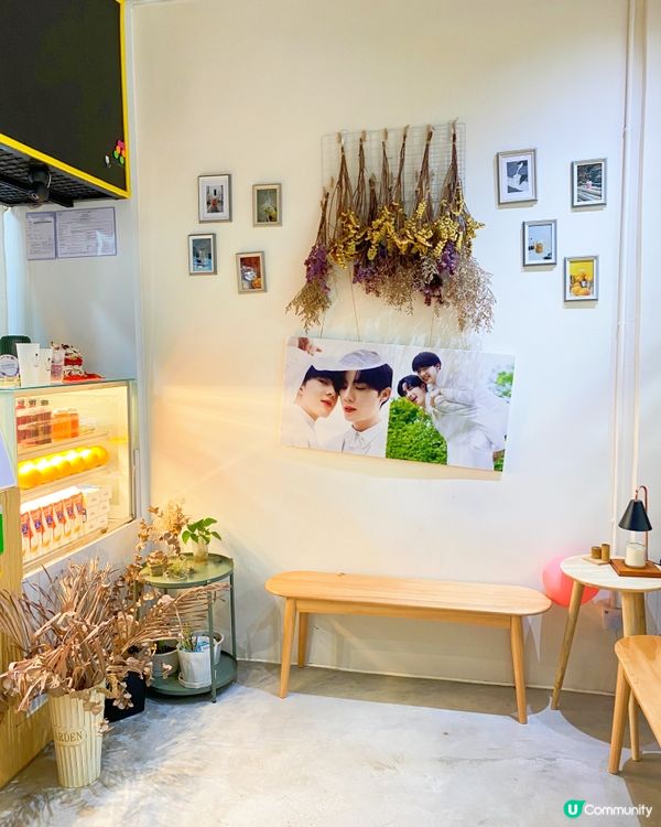 食飯前口渴去買咗杯嘢飲，呢間小店仲有熱壓吐司，有得食有得飲