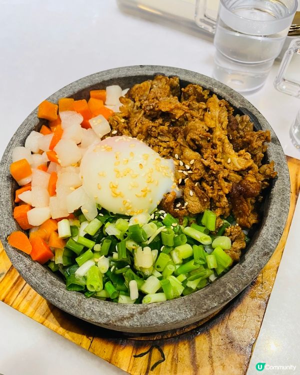 韓式牛肉石頭鍋飯，超大碗，味道也不錯。♡♡♡