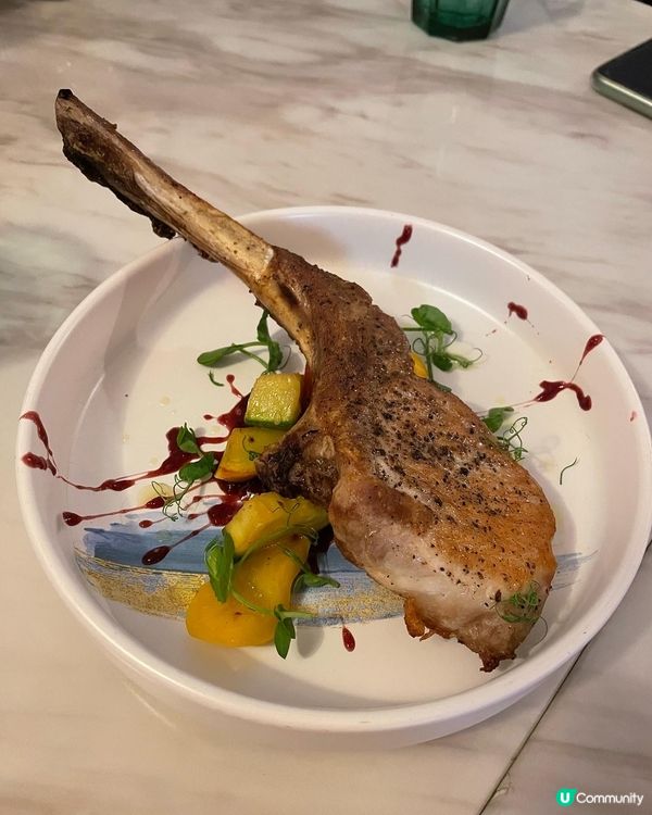 喺灣仔船街的盡頭有個閃閃發光的寫住Flagship 的霓虹燈...