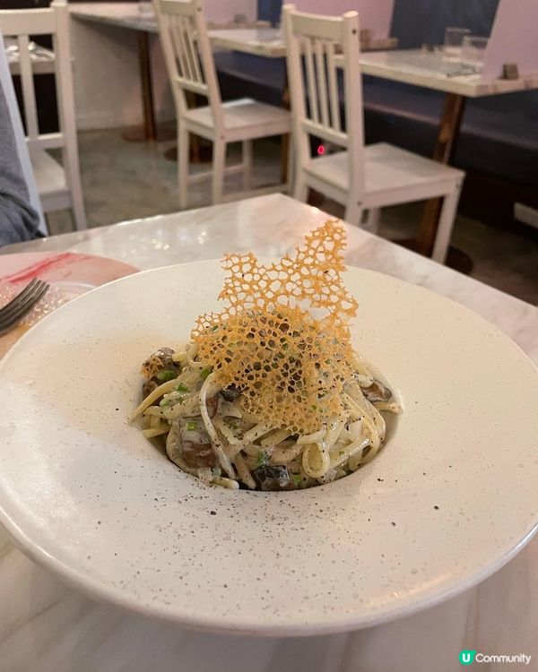 喺灣仔船街的盡頭有個閃閃發光的寫住Flagship 的霓虹燈...