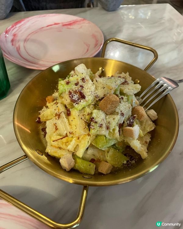 喺灣仔船街的盡頭有個閃閃發光的寫住Flagship 的霓虹燈...